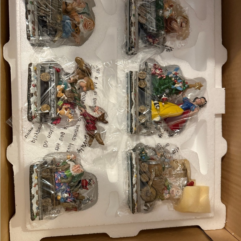 Disney Festive Dwarfs Christmas Train Set